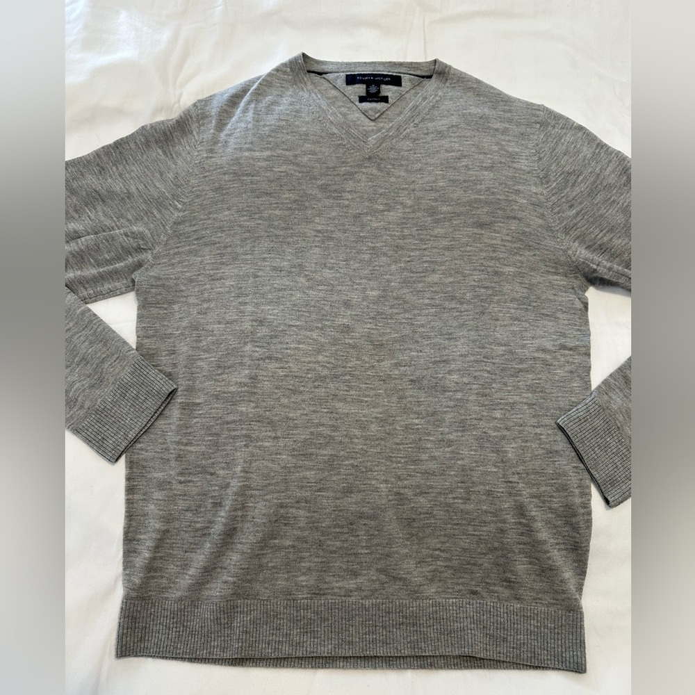 Tommy Hilfiger 100% cashmere v neck.